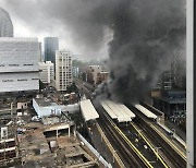 런던 남부 기차역 부근서 큰불