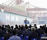 해운산업 리더국가 실현전략 선포식 발언하는 문대통령