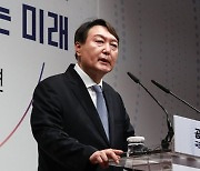 외신 "尹, 대선 열기 달굴 것..정치적 공세 견딜 수 있을지는 의문"