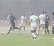 폭우로 이례적으로 중단된 프로축구 울산-태국팀 ACL 2차전.. 2-0 앞선 채 후반 34분 중단