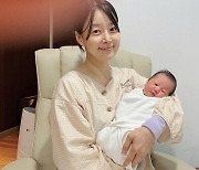 '11년만 득녀' 한지혜, 똑닮은 딸 품에 안고 생일맞이 '행복한 미소' [리포트:컷]