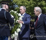 (FILE) USA RUMSFELD OBIT