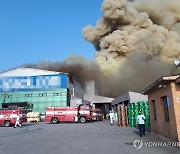 음성 플라스틱용기 공장 불 4시간여째 번져..1명 화상(종합)