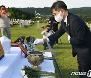 이남우 국가보훈처장 '고 노명래 소방교 안장식에서 분향'