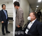 [포토]이상민 중앙당선관위원장과 인사 나누는 정세균 후보