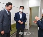 [포토]KBS사장과 인사 나누는 이낙연 후보