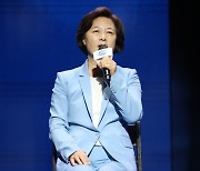 추미애 "윤석열, 정치 안한다더니..법원 속인 거나 마찬가지"