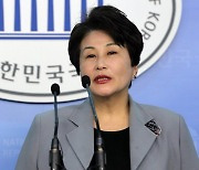 전여옥 "文, 철창안 편안해 보여" 신동근 "독설 아닌 배설"