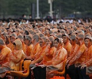 중공 100년 행사 아침 8시 개최.. "오후 큰 비" 쪽집게 예보 때문이었다