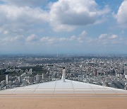 230m 옥상서 파노라마 뷰, 투명 유리 화장실.. "과거의 도쿄는 잊어라"