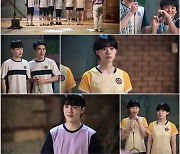 '라켓소년단' 이재인, 윤현수와 설렘 만발 '핑크빛 무드' 포착[M+TV컷]