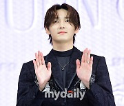 [MD포토] SF9 주호 '반가운 손인사'