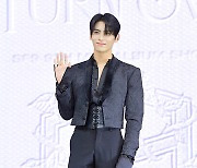 [MD포토] SF9 유태양 '미소 손인사'