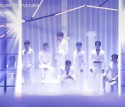 SF9, 인성 합류한 완전체 무대 "'티어 드롭' 감각적이고 세련된 섹시한 곡" [V라이브]