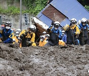 日 아타미 산사태 발생 4일째..24명 실종자 수색 계속