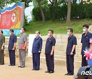 트랙터 전달모임 가진 북한 농근맹..강서구역에 전달