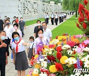 마스크 쓴 추모객..노동신문 "청소년 학생들 숭고한 경의"