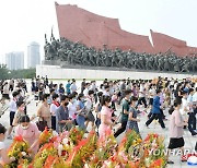 김일성·김정일 동상에 참배하는 북한 주민들