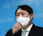 '윤석열 출마'에 '침묵'하던 靑, 文대통령 언급에는 '직격'