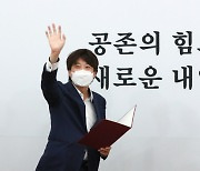 이준석 "통일부, 없애거나 장관 바꿔야"..이인영 "역사인식 부족"