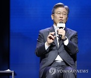 이재명 캠프, '옷매무새 정리' 영상 유포에 "악의적 편집"