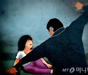 동거녀 5살 아들 '효자손으로 때리고 박치기'..30대男 '징역형'