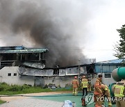 검은 연기 뿜어내는 화재 현장