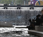 [Photo] Seoul residents avoid heat at Cheonggye Stream