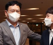 Lee Jun-seok Changes His Mind due to Opposition from His Party after Agreeing to Hand out Disaster Relief Fund to All Citizens