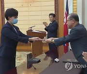 인민배우 칭호 수여장 받는 북한 성악가 김옥주