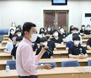 포항제철고 강단에 선 이강덕 시장 "포항인으로서 자부심 가져달라"