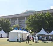 입국자 중 돌파감염..'해외 접종자 자가격리 면제' 중단 검토