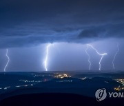 epaselect HUNGARY WEATHER LIGHTNING