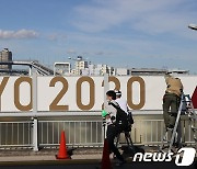 개막 일주일 앞두고 붙이는 '도쿄 2020'