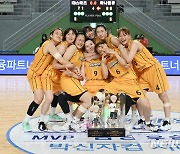 여자농구 KB국민은행, 5년 만에 박신자컵 우승..MVP 김소담