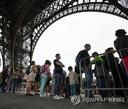 Virus Outbreak France Eiffel Tower