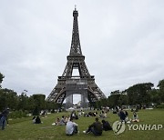 Virus Outbreak France Eiffel Tower