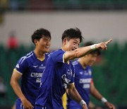 K리그2 충남아산, 2위 전남 3-0 격파..31세 한용수 데뷔골