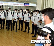 김학범호 출국 앞두고 격려 전하는 이용수 축구협회 이사 [사진]