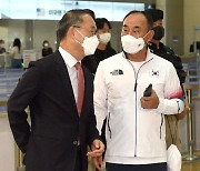 도쿄 출국 앞두고 대화 나누는 김학범 감독과 이용수 이사 [사진]