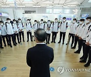 올림픽 축구대표팀 격려하는 이용수 대한축구협회 이사