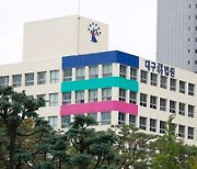 "바퀴벌레가 부모인 척한다" 노모 밟아 살해한 아들