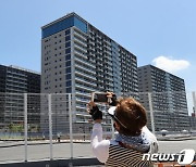 선수촌서 잇달아 확진..日국민 절반 "올림픽 즐길 기분 아냐"