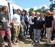 홍수 피해현장 간 메르켈 "말로 표현할 수 없는 폐허"