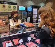 신세계百, 업계 최초 '한우 직경매' 반응 뜨겁네.."매장·품목 확대"