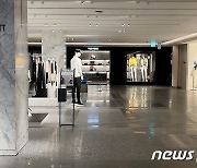 거리두기 4단계 여파로 백화점 매출 10% 이상 하락