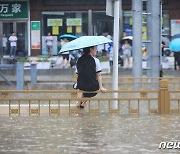 '홍수로 발 묶인 시민들'..中 정저우 홍수