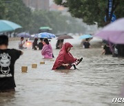 '수영장이 된 도로'..中 정저우 홍수