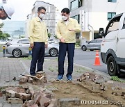 [fn포토] 안동우 제주시장, 폭염 속 포트홀 복구현장 점검