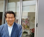 "팔리는 그림 그려야 한다면 '화가' 아닌 '기인'으로 남겠어요"